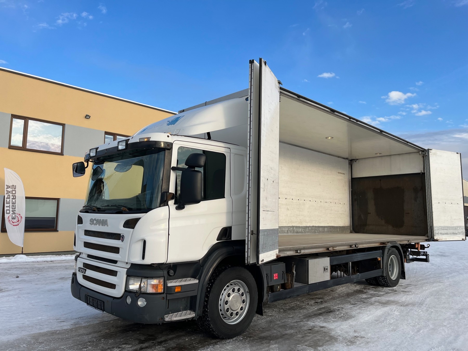 Scania P270 4X2 FULL AIR + SIDE OPENING + LIFT