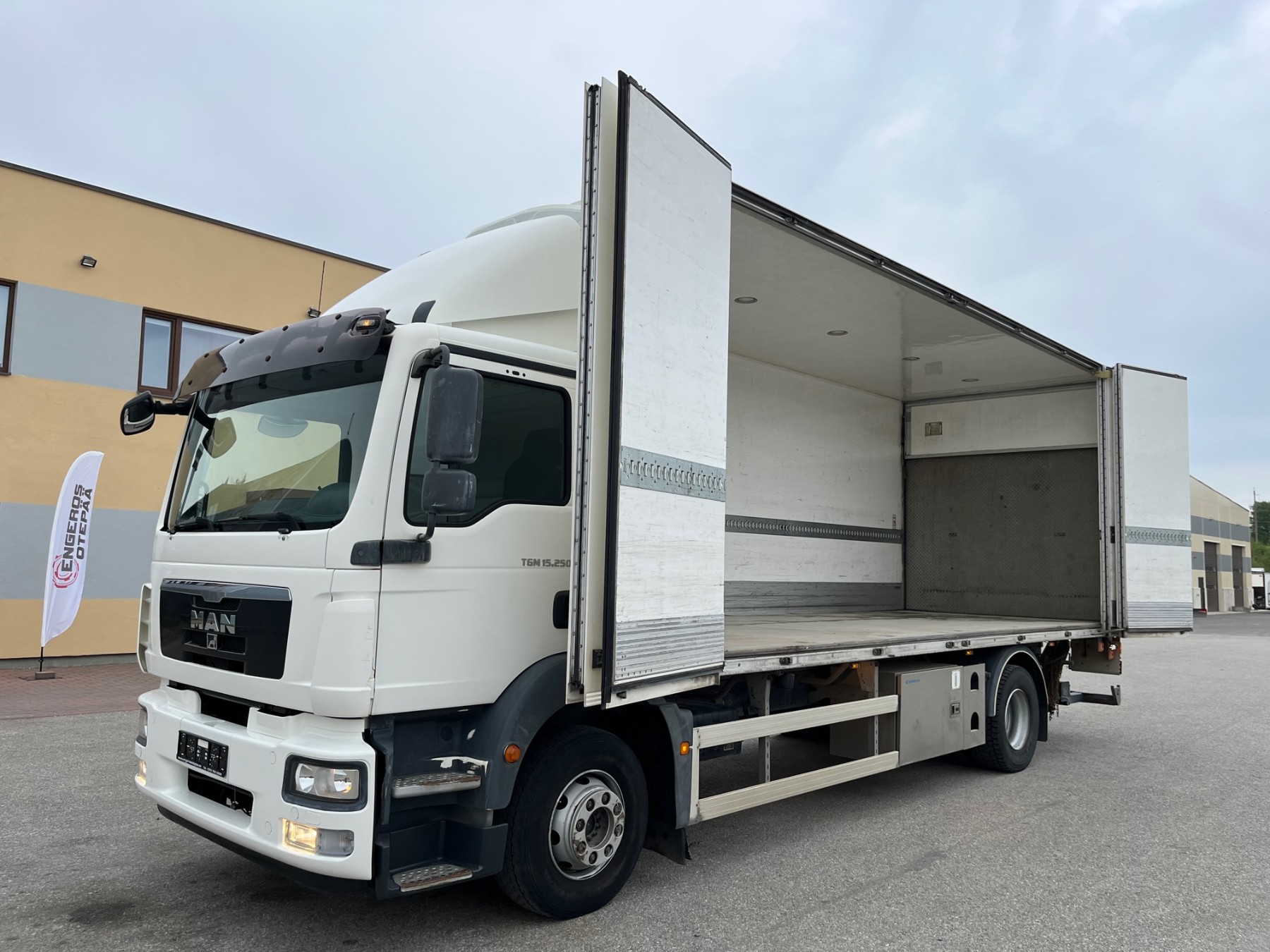 M.A.N. TGM15.250 EURO 5 4X2 + BOX HEATING + SIDE OPENING + LIFT 2000 KG.