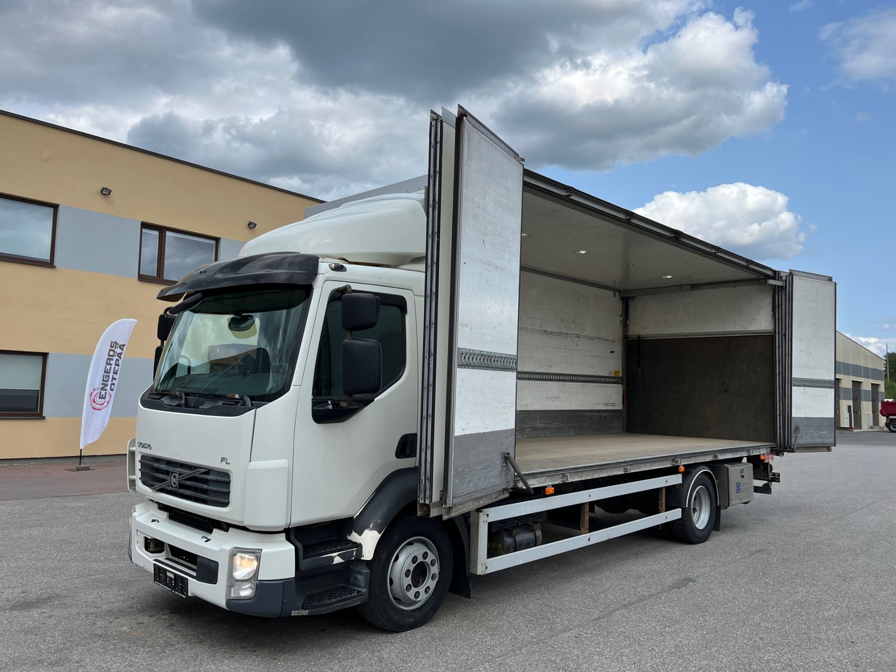Volvo FL240 4X2 + SIDE OPENING + BOX HEATING + FULL AIR