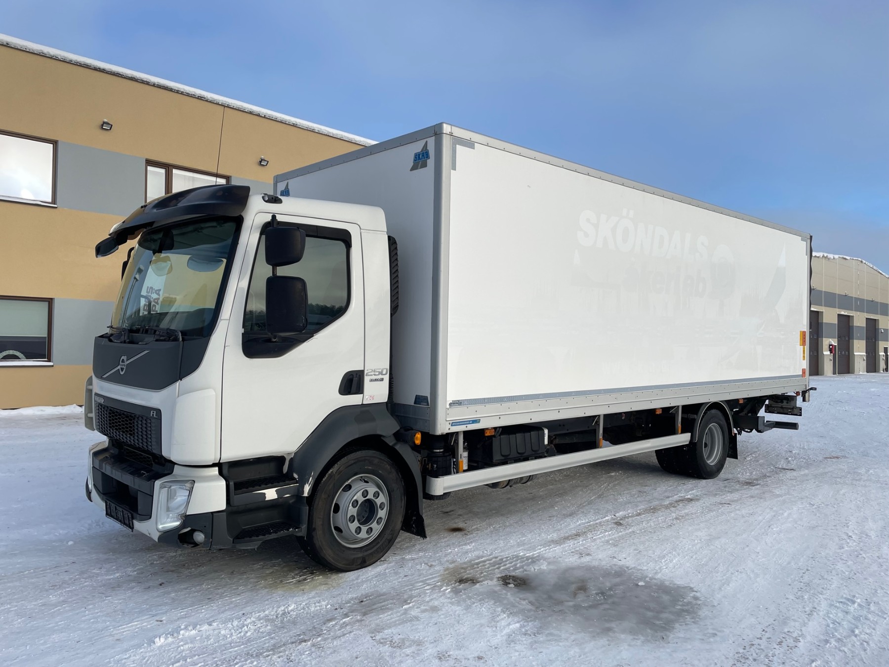 Volvo FL250 4x2 AUTOMATIC + LIFT